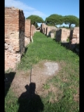 06226 ostia - regio iv - insula vii - portico and caseggiato della fontana con lucerna (iv,vii,1-2) - li decumanus maximus - bli ri suedosten.jpg